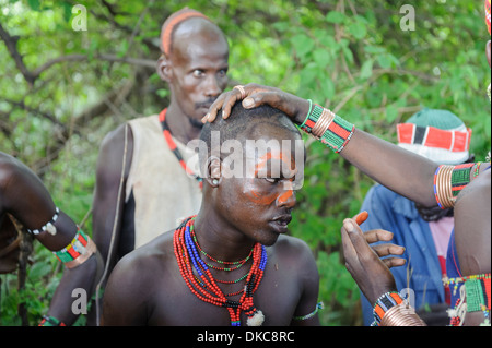 Maza ottenere pronto a partecipare al bull jumping cerimonia, valle dell'Omo, Etiopia Foto Stock