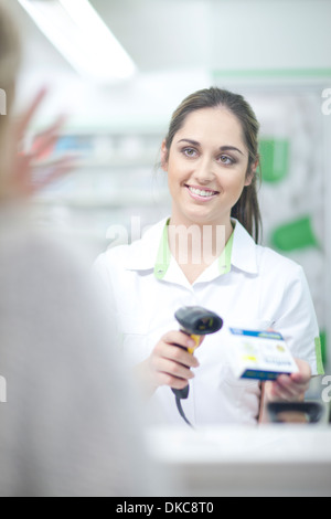 Il farmacista la scansione di codice a barre sul farmaco Foto Stock