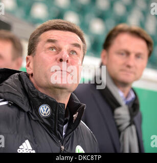 Wolfburg, Germania. 04 Dic, 2013. Wolfsburg's allenatore Dieter Hecking (L) è fotografato prima della la Coppa Tedesca round di 16 partita di calcio tra VfL Wolfsburg e FC Ingolstadt 04 all'Arena Volkswagen a Wolfsburg, Germania, 04 dicembre 2013. © dpa picture alliance/Alamy Live News Foto Stock