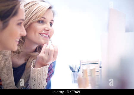 Le giovani donne di applicare il make up Foto Stock