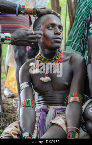 Maza ottenere pronto a partecipare al bull jumping cerimonia, valle dell'Omo, Etiopia Foto Stock