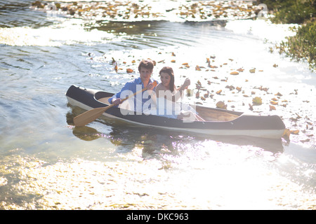 Coppia giovane in barca a remi sul fiume Foto Stock