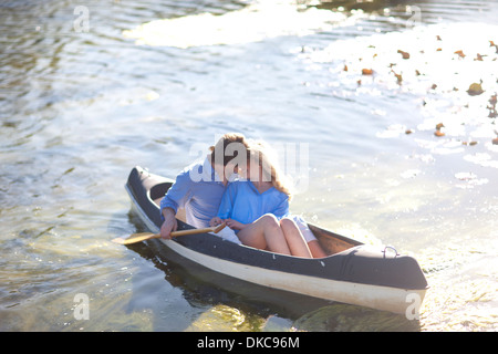 Giovane coppia romantica in barca a remi sul fiume Foto Stock