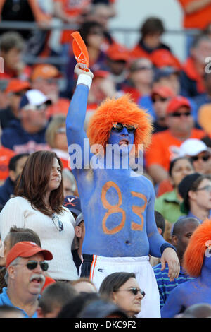 Ottobre 15, 2011 - Charlottesville, Virginia, Stati Uniti - NCAA Football 2011 - Virginia Cavaliers ventola durante l'ACC partita di calcio contro Georgia Tech a Scott Stadium. Virginia ha vinto 24-21. (Credito Immagine: © Andrew Shurtleff/ZUMAPRESS.com) Foto Stock