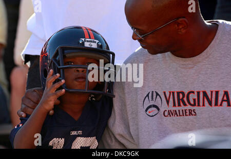 Ottobre 15, 2011 - Charlottesville, Virginia, Stati Uniti - NCAA Football 2011 - Virginia Cavaliers tifosi durante la ACC partita di calcio contro Georgia Tech a Scott Stadium. Virginia ha vinto 24-21. (Credito Immagine: © Andrew Shurtleff/ZUMAPRESS.com) Foto Stock