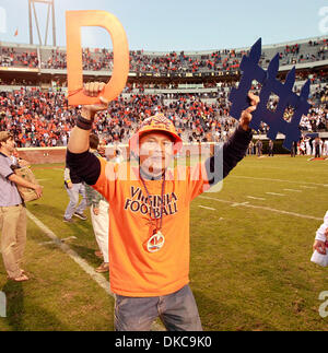 Ottobre 15, 2011 - Charlottesville, Virginia, Stati Uniti - NCAA Football 2011 - Virginia Cavaliers fan celebra durante l'ACC partita di calcio contro Georgia Tech a Scott Stadium. Virginia ha vinto 24-21. (Credito Immagine: © Andrew Shurtleff/ZUMAPRESS.com) Foto Stock