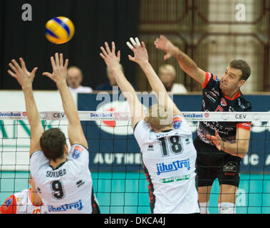 Peter Veres di Rzeszow, a destra nella foto durante la pallavolo Champions League 4° round C gruppo gioco contro Jihostroj Ceske Budejovice giocato in Ceske Budejovice, Repubblica Ceca, 4 dicembre 2013. (CTK foto/David Veis) Foto Stock