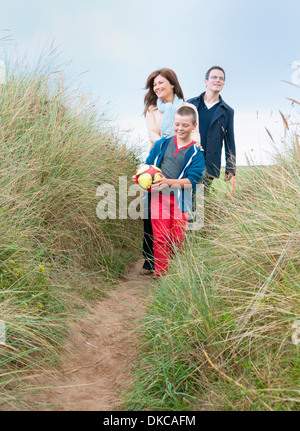 Famiglia passeggiate nelle dune di sabbia Foto Stock