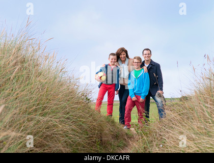 Ritratto di famiglia sulle dune di sabbia Foto Stock