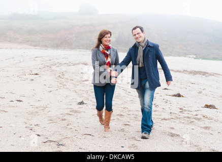 Giovane camminando sulla spiaggia, Thurlestone, Devon, Regno Unito Foto Stock