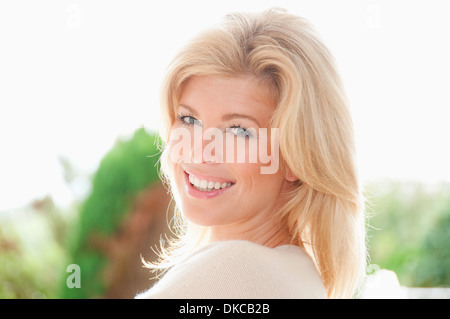 Ritratto di metà donna adulta sorridente Foto Stock