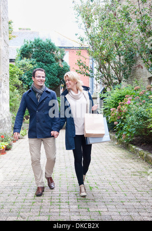 Metà adulto giovane andando shopping Foto Stock