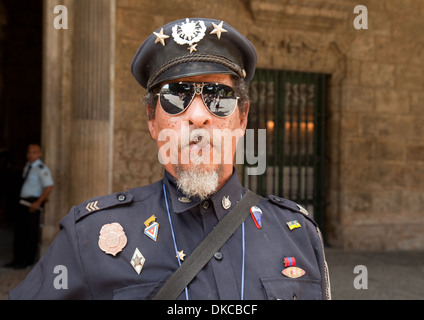 Cubano guardia ufficiale di fumare un sigaro, Plaza de Armas, Havana, Cuba Caraibi Foto Stock