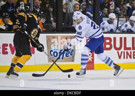 20 ott. 2011 - Boston, Massachusetts, STATI UNITI - Boston Bruins defenceman Dennis Seidenberg (44) e Toronto Maple Leafs centre David Steckel (20) battaglia per il puck dalla linea blu nel primo periodo. Il Boston Bruins portano il Toronto Maple Leafs 3 - 1 dopo il primo periodo a TD Garden. (Credito Immagine: © Geoff Bolte/Southcreek/ZUMAPRESS.com) Foto Stock