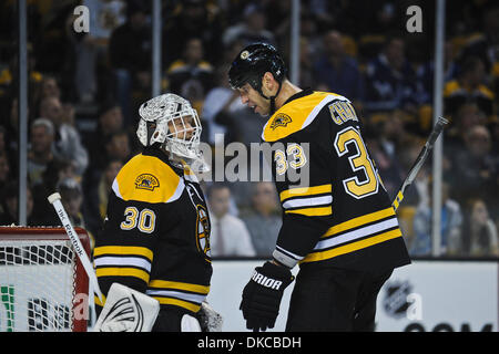 20 ott. 2011 - Boston, Massachusetts, STATI UNITI - Boston Bruins goalie Tim Thomas (30) e Boston Bruins defenceman Zdeno Chara (33) parlare al traguardo davanti a un face off nel primo periodo. Il Boston Bruins portano il Toronto Maple Leafs 3 - 1 dopo il primo periodo a TD Garden. (Credito Immagine: © Geoff Bolte/Southcreek/ZUMAPRESS.com) Foto Stock