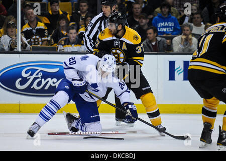 20 ott. 2011 - Boston, Massachusetts, STATI UNITI - Boston Bruins center Patrice Bergeron (37) tiene premuto Toronto Maple Leafs centre David Steckel (20) dopo una face off nel primo periodo. Il Boston Bruins portano il Toronto Maple Leafs 3 - 1 dopo il primo periodo a TD Garden. (Credito Immagine: © Geoff Bolte/Southcreek/ZUMAPRESS.com) Foto Stock