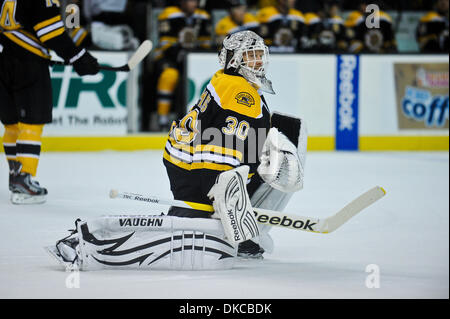 20 ott. 2011 - Boston, Massachusetts, STATI UNITI - Boston Bruins goalie Tim Thomas (30) tratti durante un time out nel primo periodo. Il Boston Bruins portano il Toronto Maple Leafs 3 - 1 dopo il primo periodo a TD Garden. (Credito Immagine: © Geoff Bolte/Southcreek/ZUMAPRESS.com) Foto Stock