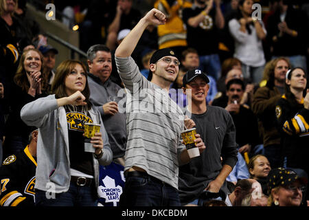 20 ott. 2011 - Boston, Massachusetts, STATI UNITI - Ventilatori celebrare la seconda Bruins obiettivo del gioco nel primo periodo. Il Boston Bruins portano il Toronto Maple Leafs 3 - 1 dopo il primo periodo a TD Garden. (Credito Immagine: © Geoff Bolte/Southcreek/ZUMAPRESS.com) Foto Stock