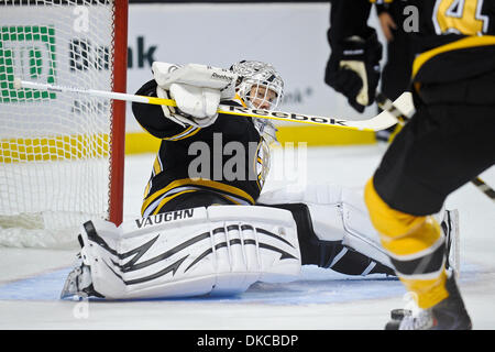 20 ott. 2011 - Boston, Massachusetts, STATI UNITI - Boston Bruins goalie Tim Thomas (30) orologi il puck slitta da nel primo periodo. Il Boston Bruins portano il Toronto Maple Leafs 3 - 1 dopo il primo periodo a TD Garden. (Credito Immagine: © Geoff Bolte/Southcreek/ZUMAPRESS.com) Foto Stock