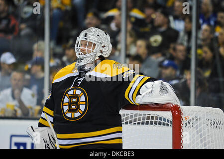 20 ott. 2011 - Boston, Massachusetts, STATI UNITI - Boston Bruins goalie Tim Thomas (30) si distingue per l'obiettivo nel terzo periodo. Il Boston Bruins sconfiggere il Toronto Maple Leafs 6 - 2 alla fine del regolamento al TD Garden. (Credito Immagine: © Geoff Bolte/Southcreek/ZUMAPRESS.com) Foto Stock