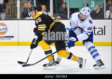 20 ott. 2011 - Boston, Massachusetts, STATI UNITI - Boston Bruins defenceman Johhny Boychuck (55) cerca di passare il puck mentre è difeso da Toronto Maple Leafs centre David Steckel (20) nel terzo periodo. Il Boston Bruins sconfiggere il Toronto Maple Leafs 6 - 2 alla fine del regolamento al TD Garden. (Credito Immagine: © Geoff Bolte/Southcreek/ZUMAPRESS.com) Foto Stock