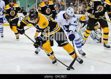 20 ott. 2011 - Boston, Massachusetts, STATI UNITI - Boston Bruins ala sinistra Brad Marchand (63) e Toronto Maple Leafs centre David Steckel (20) battaglia per il puck in Boston zona difensiva nel terzo periodo. Il Boston Bruins sconfiggere il Toronto Maple Leafs 6 - 2 alla fine del regolamento al TD Garden. (Credito Immagine: © Geoff Bolte/Southcreek/ZUMAPRESS.com) Foto Stock