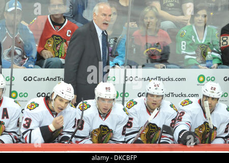 20 ott. 2011 - Denver, Colorado, Stati Uniti d'America - Chicago Blackhawks head coach Joel Quinville durante il terzo periodo contro il Colorado Avalanche presso il Pepsi Center. Il Chicago Blackhawks sconfitto il Colorado Avalanche 3-1. (Credito Immagine: © Michael Furman/Southcreek/ZUMAPRESS.com) Foto Stock