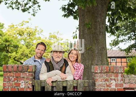 Ritratto di uomo anziano con metà adulto giovane appoggiata sulla porta Foto Stock