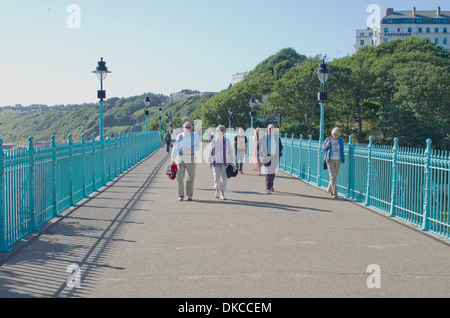 I turisti attraversare il passaggio pedonale del ponte Spa South Cliff Scarborough Foto Stock