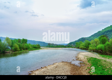 Il fiume rapido nelle montagne dei Carpazi, Ucraina. Foto Stock