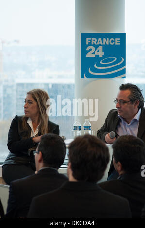 Issy-les-Moulineaux, Francia. 04 Dic, 2013. Marie-Christine Saragosse (Presidente e CEO di Francia Médias Monde) e Marc Saikali (CEO di Francia 24) svelano le modifiche e di annunciare il nuovo programma di pianificazione per tutto il mondo francese multilingue canale TV " Francia 24' nel corso di una conferenza stampa presso la Francia 24 HQ in Issy-les-Moulineaux (Francia), il mer 4 decembre 2013. Credito: Laurent Poinet/Alamy Live News Foto Stock