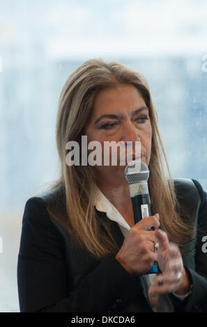 Issy-les-Moulineaux, Francia. 04 Dic, 2013. Marie-Christine Saragosse (Presidente e CEO di Francia Médias Monde) svela le modifiche e annuncia il nuovo programma per la pianificazione di tutto il mondo il francese multilingue canale TV " Francia 24' nel corso di una conferenza stampa presso la Francia 24 HQ in Issy-les-Moulineaux (Francia), il mer 4 decembre 2013. Credito: Laurent Poinet/Alamy Live News Foto Stock