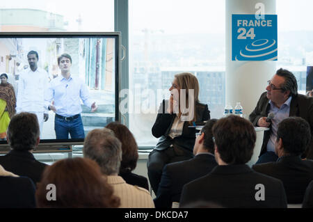 Issy-les-Moulineaux, Francia. 04 Dic, 2013. Marie-Christine Saragosse (Presidente e CEO di Francia Médias Monde) e Marc Saikali (CEO di Francia 24) svelano le modifiche e di annunciare il nuovo programma di pianificazione per tutto il mondo francese multilingue canale TV " Francia 24' nel corso di una conferenza stampa presso la Francia 24 HQ in Issy-les-Moulineaux (Francia), il mer 4 decembre 2013. Credito: Laurent Poinet/Alamy Live News Foto Stock