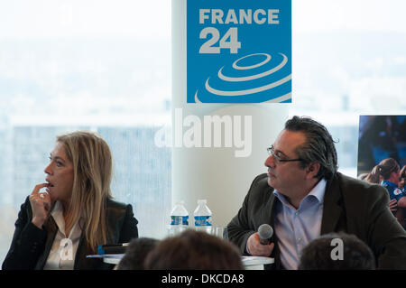 Issy-les-Moulineaux, Francia. 04 Dic, 2013. Marie-Christine Saragosse (Presidente e CEO di Francia Médias Monde) e Marc Saikali (CEO di Francia 24) svelano le modifiche e di annunciare il nuovo programma di pianificazione per tutto il mondo francese multilingue canale TV " Francia 24' nel corso di una conferenza stampa presso la Francia 24 HQ in Issy-les-Moulineaux (Francia), il mer 4 decembre 2013. Credito: Laurent Poinet/Alamy Live News Foto Stock