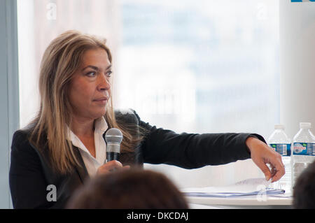 Issy-les-Moulineaux, Francia. 04 Dic, 2013. Marie-Christine Saragosse (Presidente e CEO di Francia Médias Monde) svela le modifiche e annuncia il nuovo programma per la pianificazione di tutto il mondo il francese multilingue canale TV " Francia 24' nel corso di una conferenza stampa presso la Francia 24 HQ in Issy-les-Moulineaux (Francia), il mer 4 decembre 2013. Credito: Laurent Poinet/Alamy Live News Foto Stock