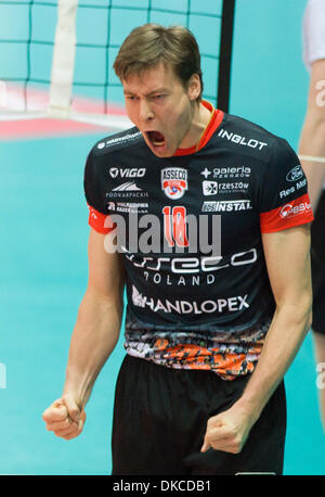 Jochen Schoeps di Rzeszow, destra, reagisce durante la pallavolo Champions League 4° round C gruppo gioco contro Jihostroj Ceske Budejovice giocato in Ceske Budejovice, Repubblica Ceca, 4 dicembre 2013. (CTK foto/David Veis) Foto Stock