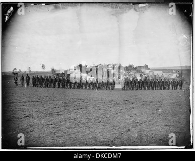 Questa immagine mostra i soldati di fanteria in uniforme piena durante una parata. I soldati stanno svolgendo compiti cerimoniali, mostrando la loro disciplina e precisione nella formazione. Foto Stock