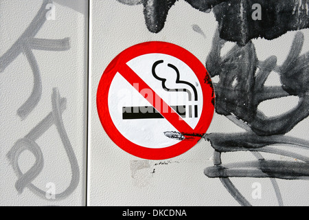 Attenzione vietato fumare su un grunge sfondo irregolare con elementi di graffiti. Foto Stock