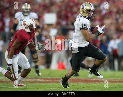 Ottobre 22, 2011 - Stanford, in California, Stati Uniti - Washington wide receiver Kearse Jermaine (15) si rompe in campo aperto durante il NCAA Football gioco tra la Stanford il cardinale e la Washington Huskies presso la Stanford Stadium di Stanford, CA. Stanford 38-14 conduce a metà. (Credito Immagine: © Matt Cohen/Southcreek/ZUMAPRESS.com) Foto Stock