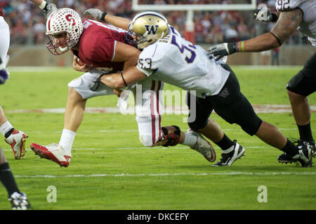 Ottobre 22, 2011 - Stanford, in California, Stati Uniti - Stanford quarterback Andrea Fortuna (12) codifica sotto pressione da Washington linebacker Garret Gilliland (53) durante il NCAA Football gioco tra la Stanford il cardinale e la Washington Huskies presso la Stanford Stadium di Stanford, CA. Stanford 38-14 conduce a metà. (Credito Immagine: © Matt Cohen/Southcreek/ZUMAPRESS.com) Foto Stock