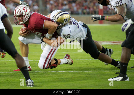 Ottobre 22, 2011 - Stanford, in California, Stati Uniti - Stanford quarterback Andrea Fortuna (12) codifica sotto pressione da Washington linebacker Garret Gilliland (53) durante il NCAA Football gioco tra la Stanford il cardinale e la Washington Huskies presso la Stanford Stadium di Stanford, CA. Stanford 38-14 conduce a metà. (Credito Immagine: © Matt Cohen/Southcreek/ZUMAPRESS.com) Foto Stock