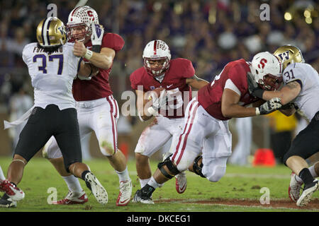 Ottobre 22, 2011 - Stanford, in California, Stati Uniti - Stanford running back Tyler Gaffney (25) trova una giunzione durante il NCAA Football gioco tra la Stanford il cardinale e la Washington Huskies presso la Stanford Stadium di Stanford, CA. Stanford instradato Washington 65-21. (Credito Immagine: © Matt Cohen/Southcreek/ZUMAPRESS.com) Foto Stock