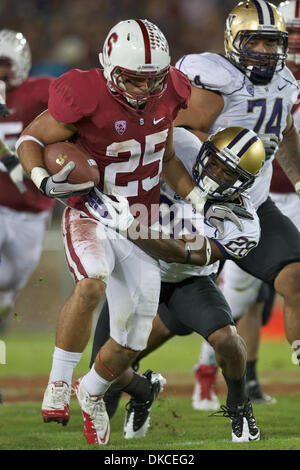 Ottobre 22, 2011 - Stanford, in California, Stati Uniti - Stanford running back Tyler Gaffney (25) Poteri da Washington cornerback Quinton Richardson (28) durante il NCAA Football gioco tra la Stanford il cardinale e la Washington Huskies presso la Stanford Stadium di Stanford, CA. Stanford instradato Washington 65-21. (Credito Immagine: © Matt Cohen/Southcreek/ZUMAPRESS.com) Foto Stock