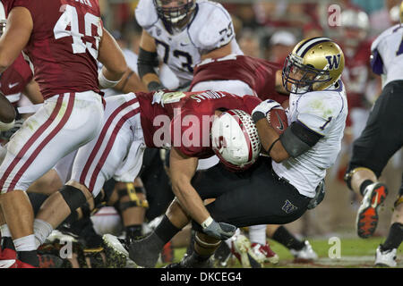 Ottobre 22, 2011 - Stanford, in California, Stati Uniti - Stanford linebacker Chase Thomas (44) porta verso Washington running back Chris Polk (1) durante il NCAA Football gioco tra la Stanford il cardinale e la Washington Huskies presso la Stanford Stadium di Stanford, CA. Stanford instradato Washington 65-21. (Credito Immagine: © Matt Cohen/Southcreek/ZUMAPRESS.com) Foto Stock