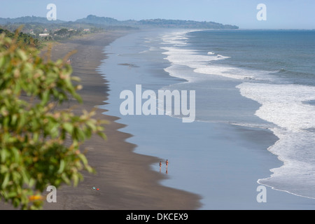 Una lunga spiaggia sulla Costa Rica della costa del Pacifico denominato Playa Hermosa. Foto Stock