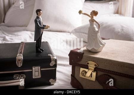 Matrimoni figurine sulle valigie separate Foto Stock