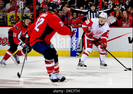 Ottobre 22, 2011 - Washington DC, il Distretto di Columbia, Stati Uniti d'America - NHL Verizon Center; il solo due squadre con un record perfetto inizio di questa stagione, Caps (6-0) e di ali (4-0) affacciate questa sera. .Ali rosse di Detroit ala sinistra Jiri Hudler (26) azione di gioco.i tappi di piombo in 4 - 1 dopo il secondo periodo. (Credito Immagine: © Roland Pintilie/Southcreek/ZUMAPRESS.com) Foto Stock