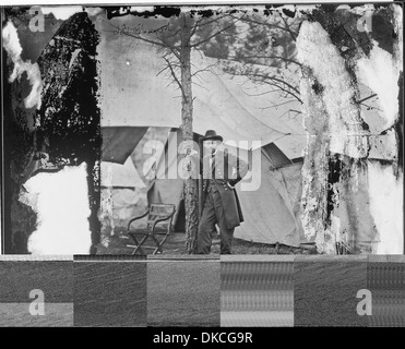 Lt. Gen. Ulysses S. Grant in piedi da un albero di fronte ad una tenda, Cold Harbor, Va. 524455 Foto Stock