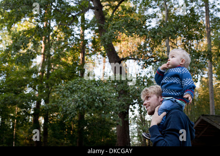 Little Boy sul padre di spalle Foto Stock