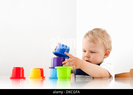 Little Boy giocando con tazze di impilamento Foto Stock